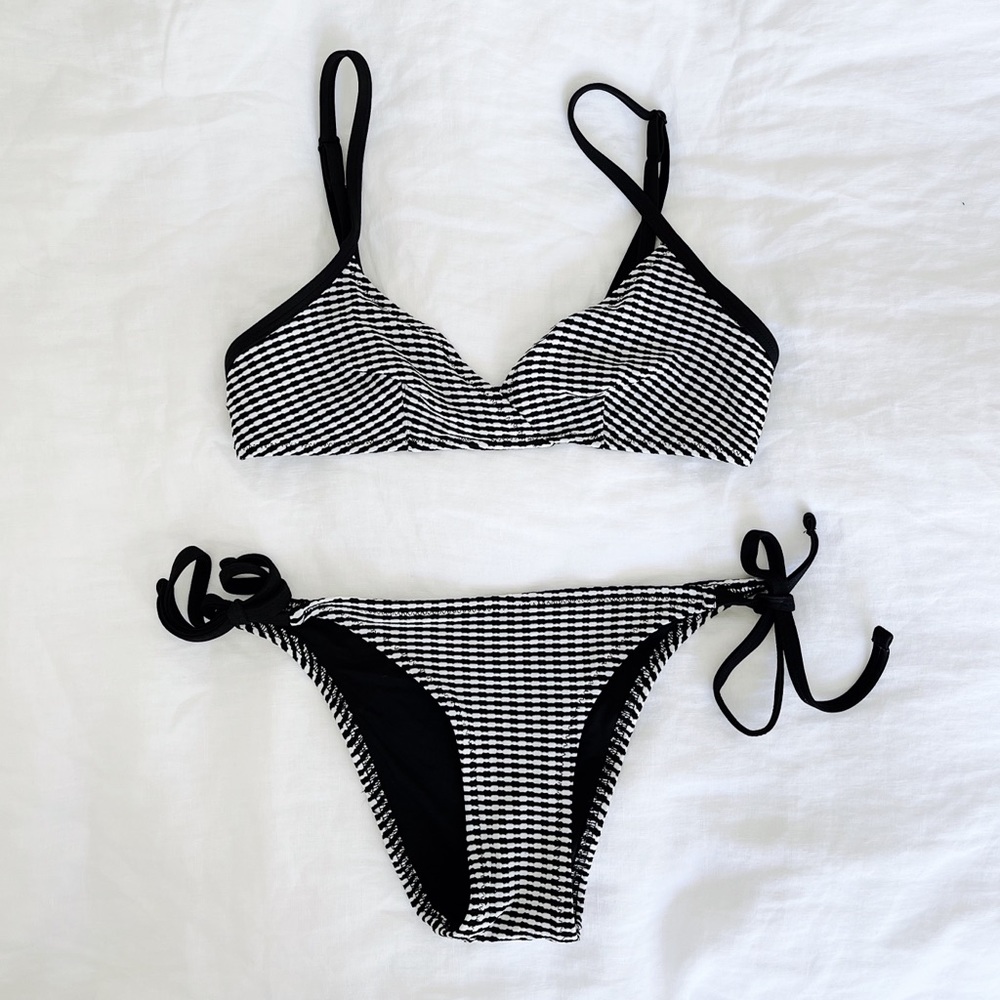 Solid & striped black and white bikini